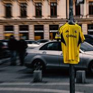 Tricoul pe care îl va folosi Fenerbahce în partida cu FCSB, expus prin București / Foto: Facebook