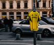 Tricoul pe care îl va folosi Fenerbahce în partida cu FCSB, expus prin București / Foto: Facebook