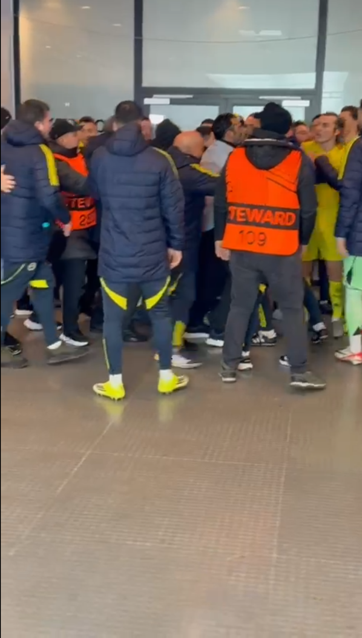 Scandal la pauza meciului FCSB - Fenerbahce // Capturi FOTO: Digi Sport