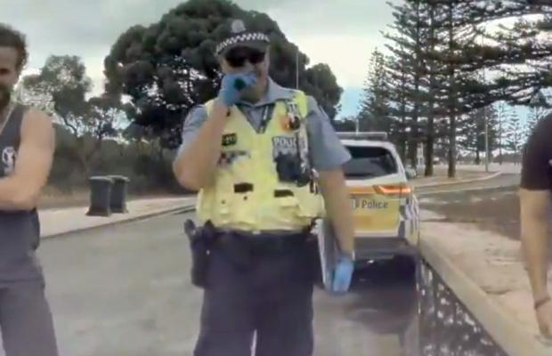 VIDEO Poliția l-a tras pe dreapta pe posesorul unei mașini Tesla » Ce a urmat a fost complet neașteptat!