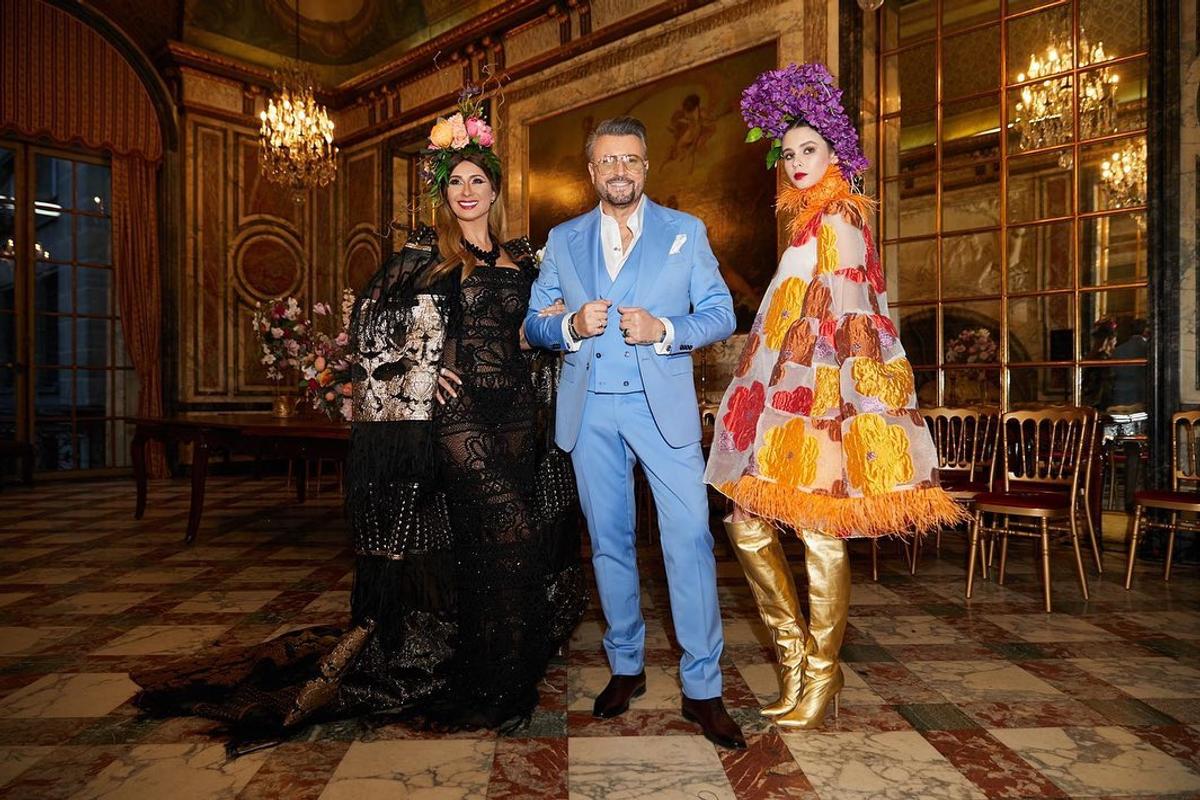 FOTO Anamaria Prodan, sexy pe marginea piscinei, la Ritz, citind ziarul + A apărut alături de fiica ei la Paris Fashion Week