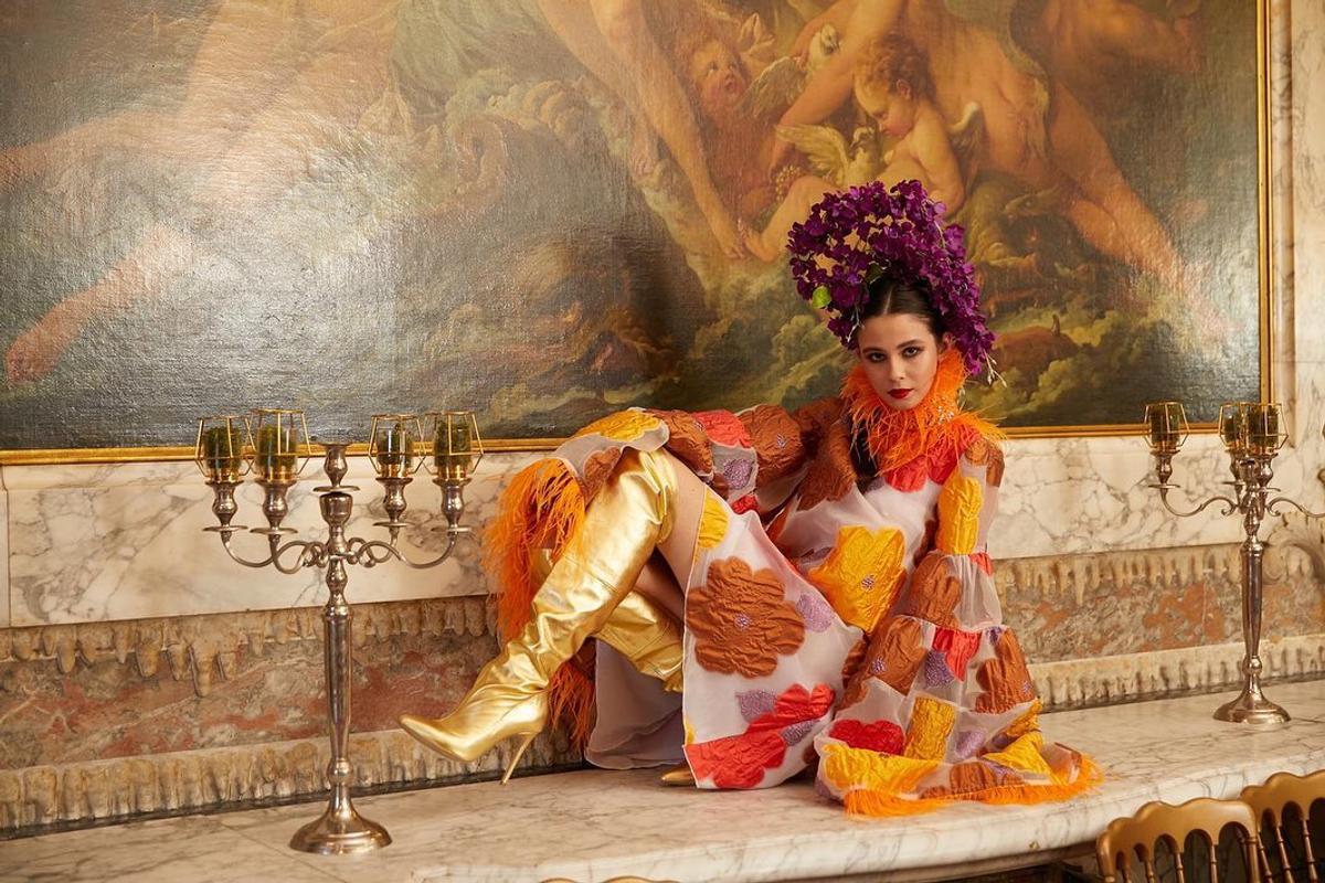 FOTO Anamaria Prodan, sexy pe marginea piscinei, la Ritz, citind ziarul + A apărut alături de fiica ei la Paris Fashion Week
