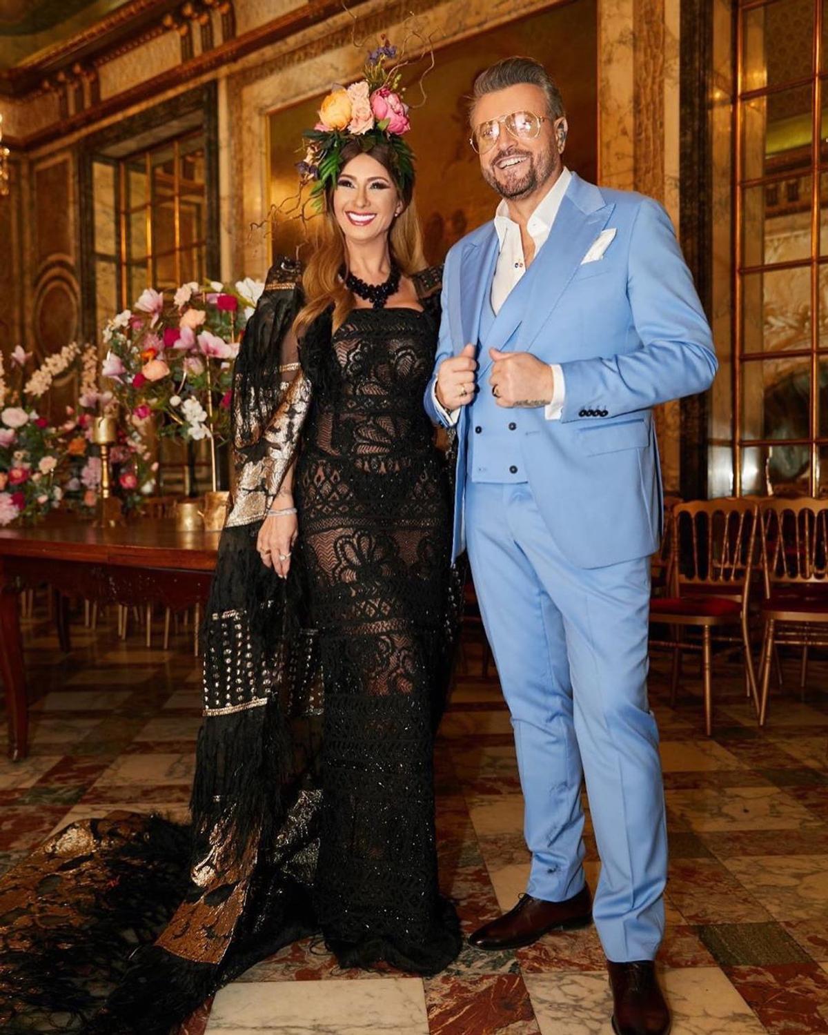 FOTO Anamaria Prodan, sexy pe marginea piscinei, la Ritz, citind ziarul + A apărut alături de fiica ei la Paris Fashion Week