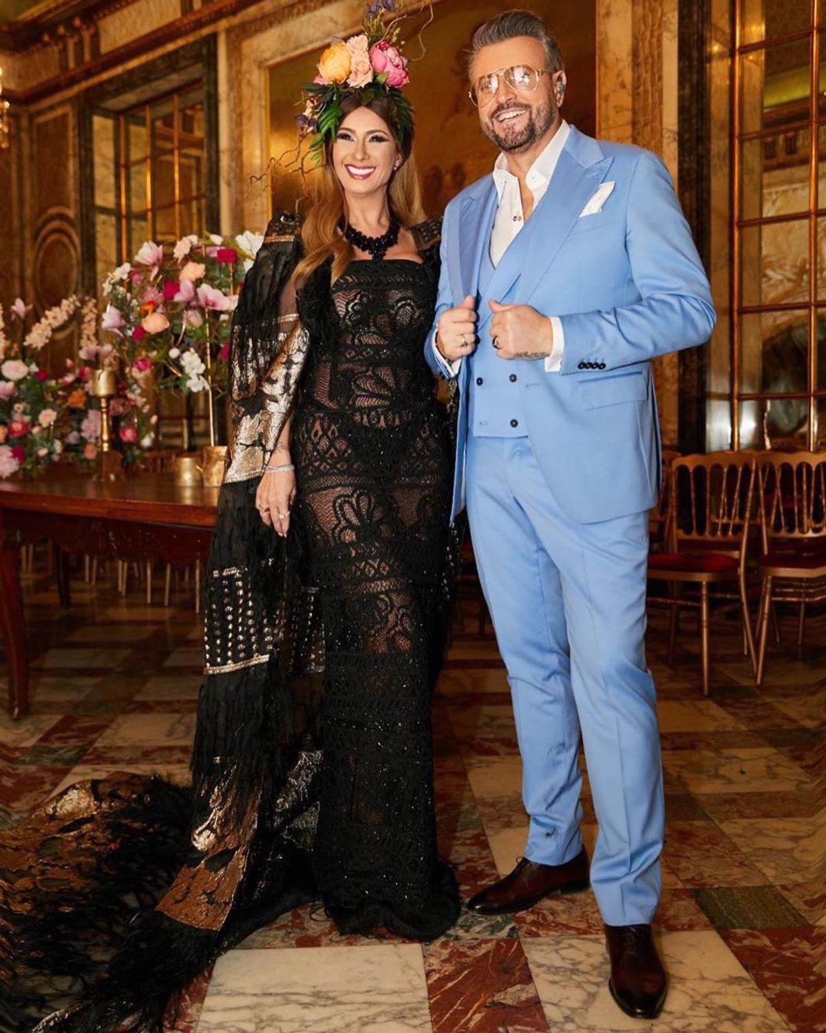 FOTO Anamaria Prodan, sexy pe marginea piscinei, la Ritz, citind ziarul + A apărut alături de fiica ei la Paris Fashion Week