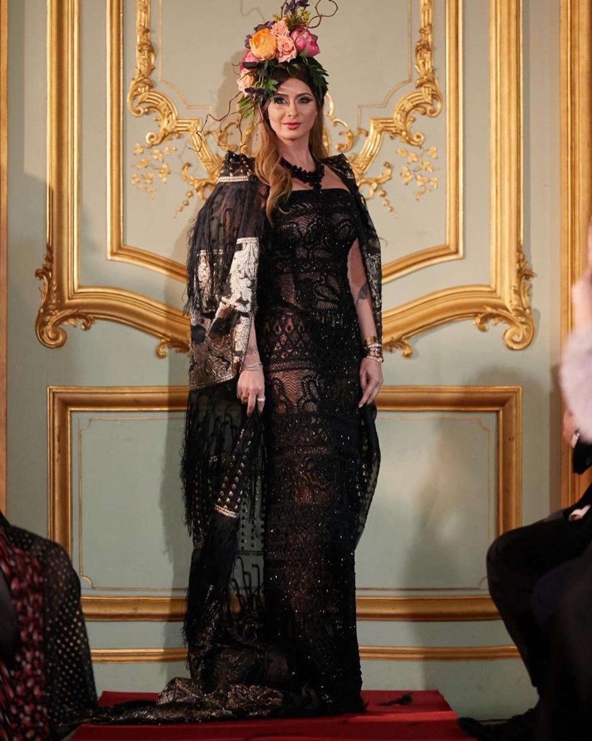 FOTO Anamaria Prodan, sexy pe marginea piscinei, la Ritz, citind ziarul + A apărut alături de fiica ei la Paris Fashion Week