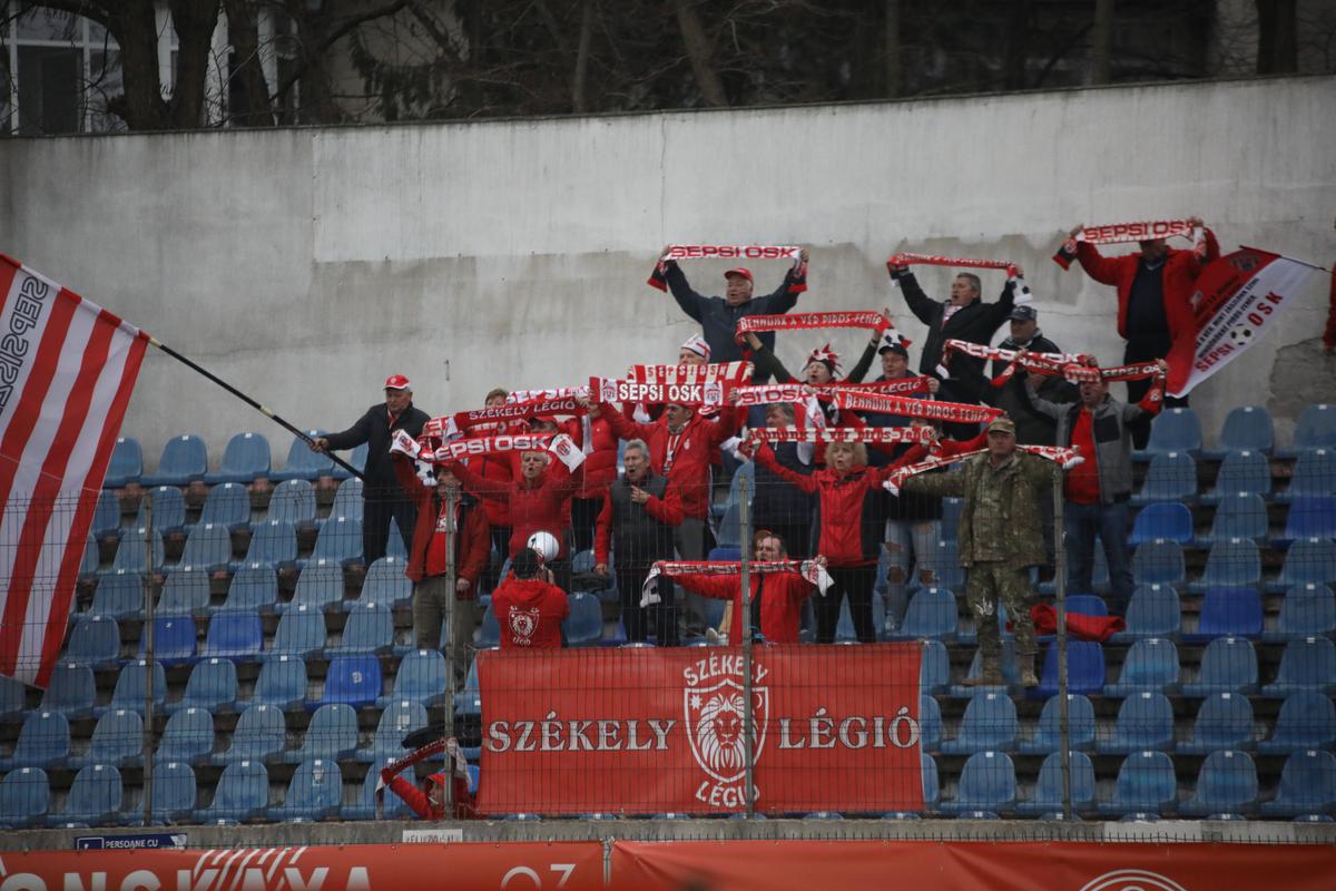 Scene incredibile în Superligă » A rupt banca de rezerve în momentul înlocuirii