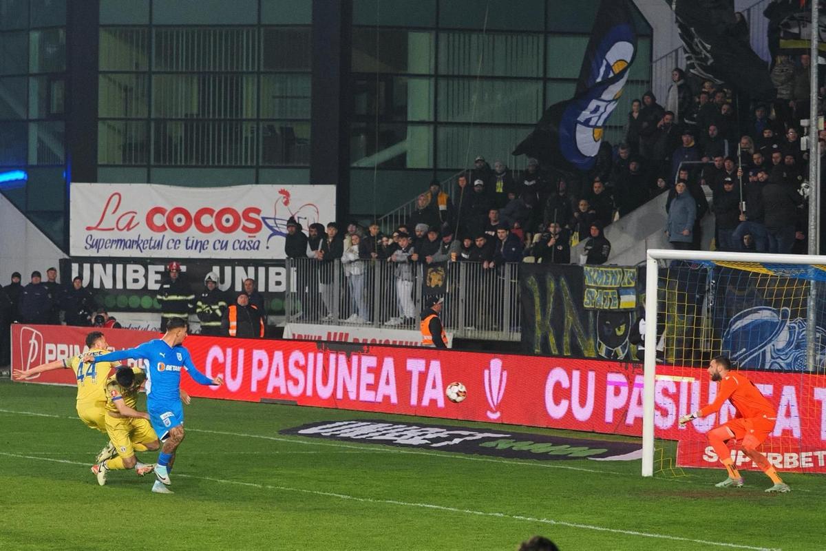 Așa se ia o decizie VAR în Superligă » Scene reprobabile surprinse de reporterii GSP