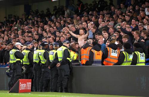 Un fan de la Leeds a fost dus la spital după ce a căzut din peluză (foto: Imago)