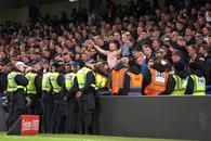 Aproape de tragedie: un fan de la Leeds a fost dus la spital după ce a căzut din peluză