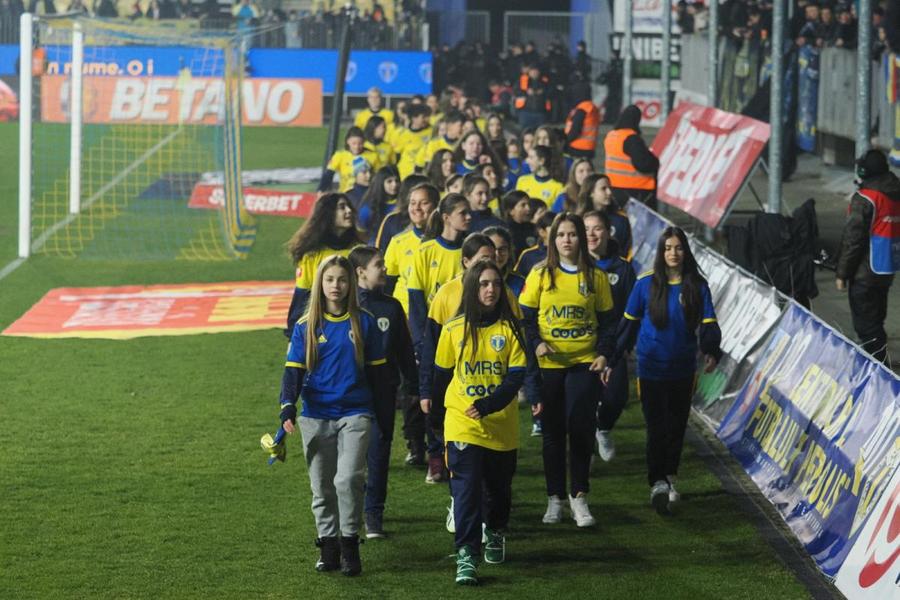 Junioarele Petrolului au făcut turul stadionului și au cântat cu galeria I-au curentat încet, dar sigur! Universitatea Craiova pleacă fericită acasă, după un meci de infarct cu Petrolul