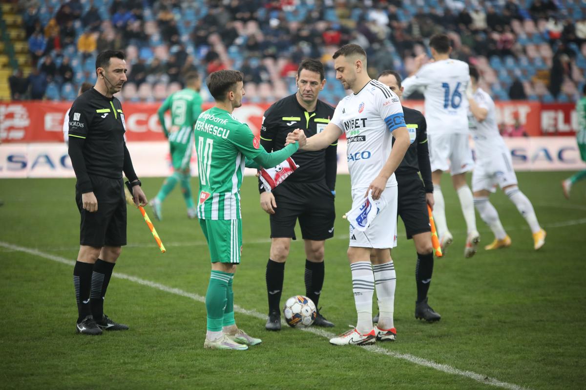 Scene incredibile în Superligă » A rupt banca de rezerve în momentul înlocuirii