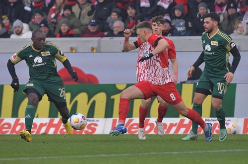 Jerome Roussillon (stânga, în verde) și Kevin Volland (dreapta), într-un meci cu Freiburg / Foto: Imago