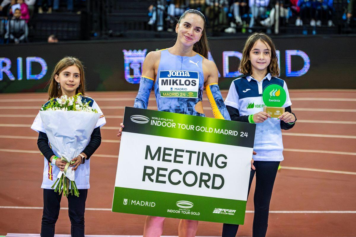 Andrea Miklos competiții și antrenament
