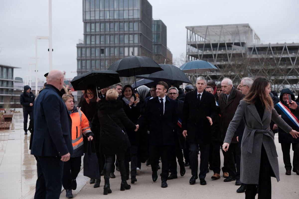 Satul Olimpic de la Paris a fost inaugurat, iar președintele Macron a asigurat că va înota în Sena