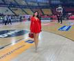 Iubita unui jucător de baschet a venit la meci îmbrăcată ca la club