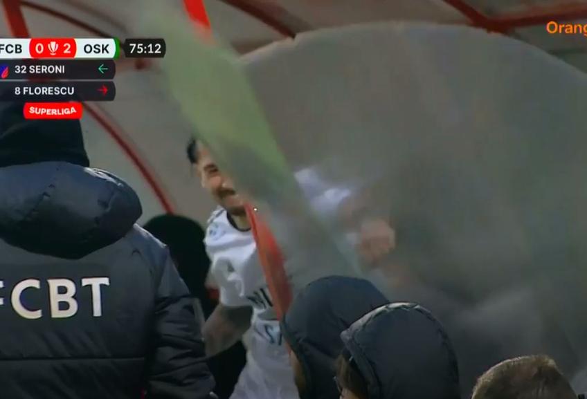 Eduard Florescu (26 de ani) a avut o criză de nervi în minutul 76 al meciului FC Botoșani - Sepsi Sf. Gheorghe, în momentul în care antrenorul Bogdan Andone l-a înlocuit. / FOTO: Captură @Orange Sport 1