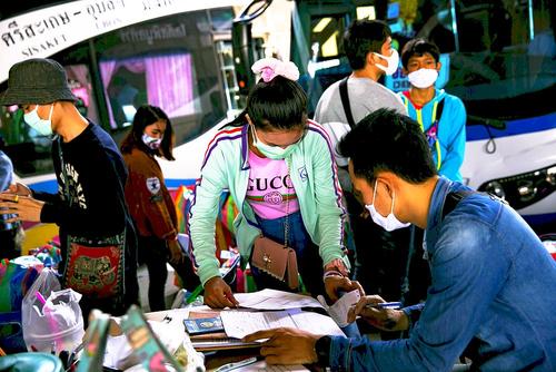 Oameni din Laos în Thailanda, la un punct de control, foto: Guliver/gettyimages