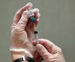 Oamenii de știință lucrează la obținerea unui vaccin împotriva COVID-19 // sursă foto: Guliver/gettyimages