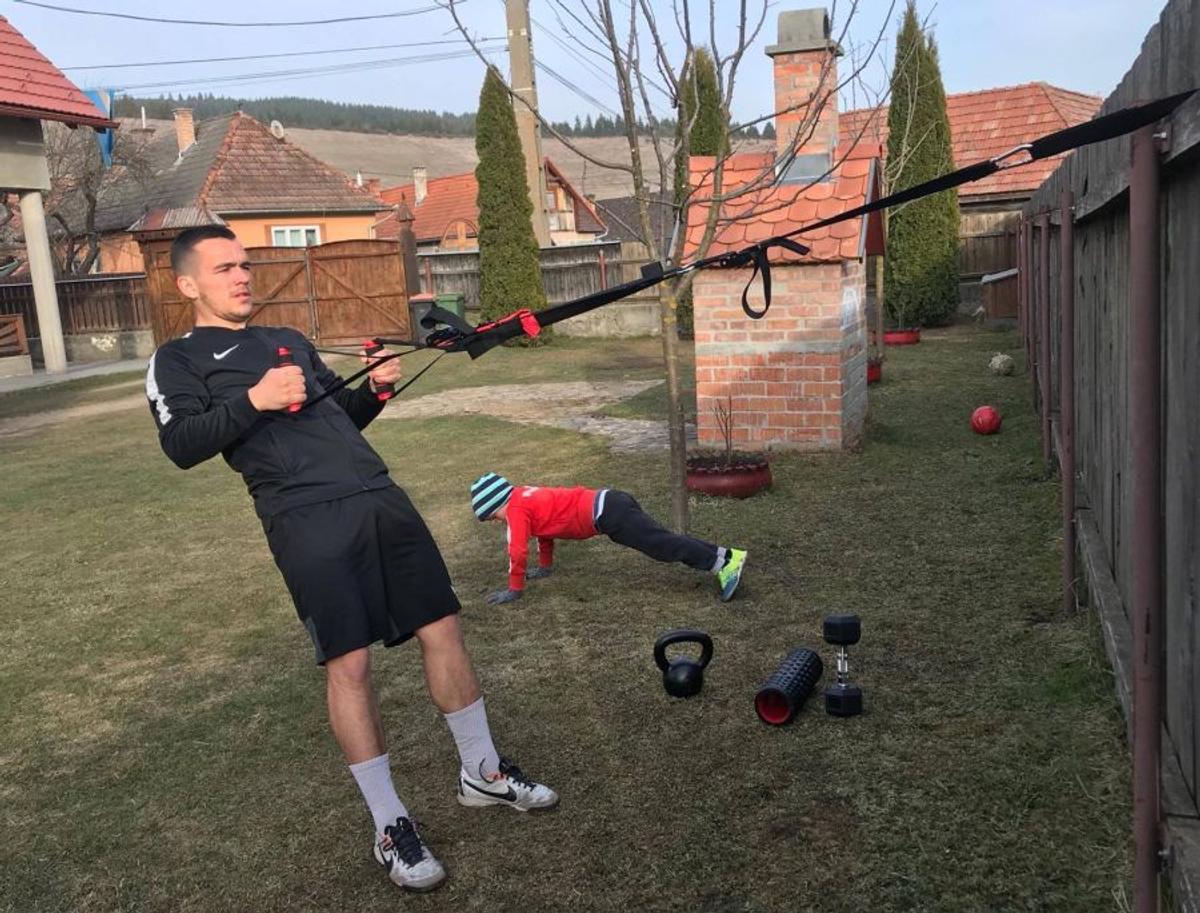 GALERIE FOTO. Un jucător al lui Sepsi gustă din plin viața la țară pe timpul izolării