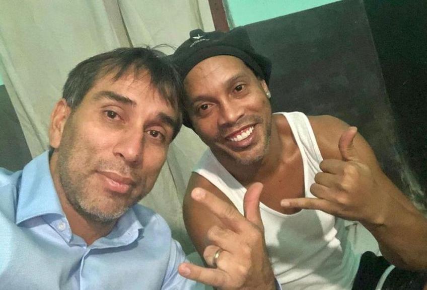 Ronaldinho (dreapta) și Nelson Cuevas (stânga) în închisoarea din Paraguay // sursă foto: twitter