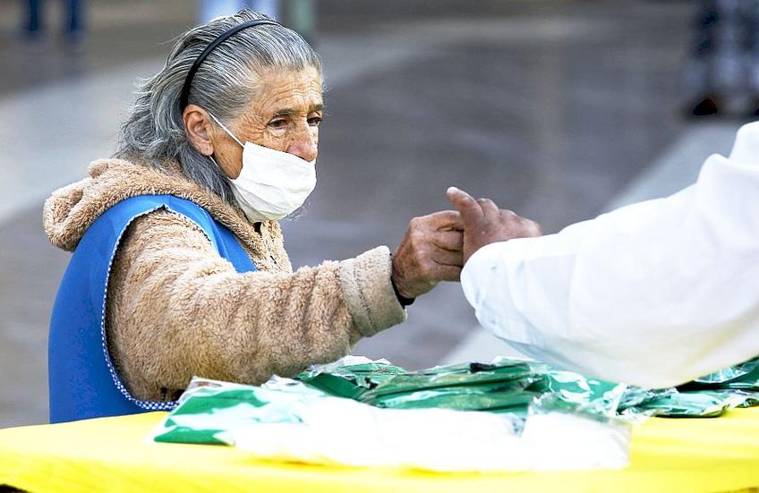 Sunt clipe grele în întreaga lume. Aici, o altă bătrânică, din Santiago de Chile, foto: Guliver/gettyimages