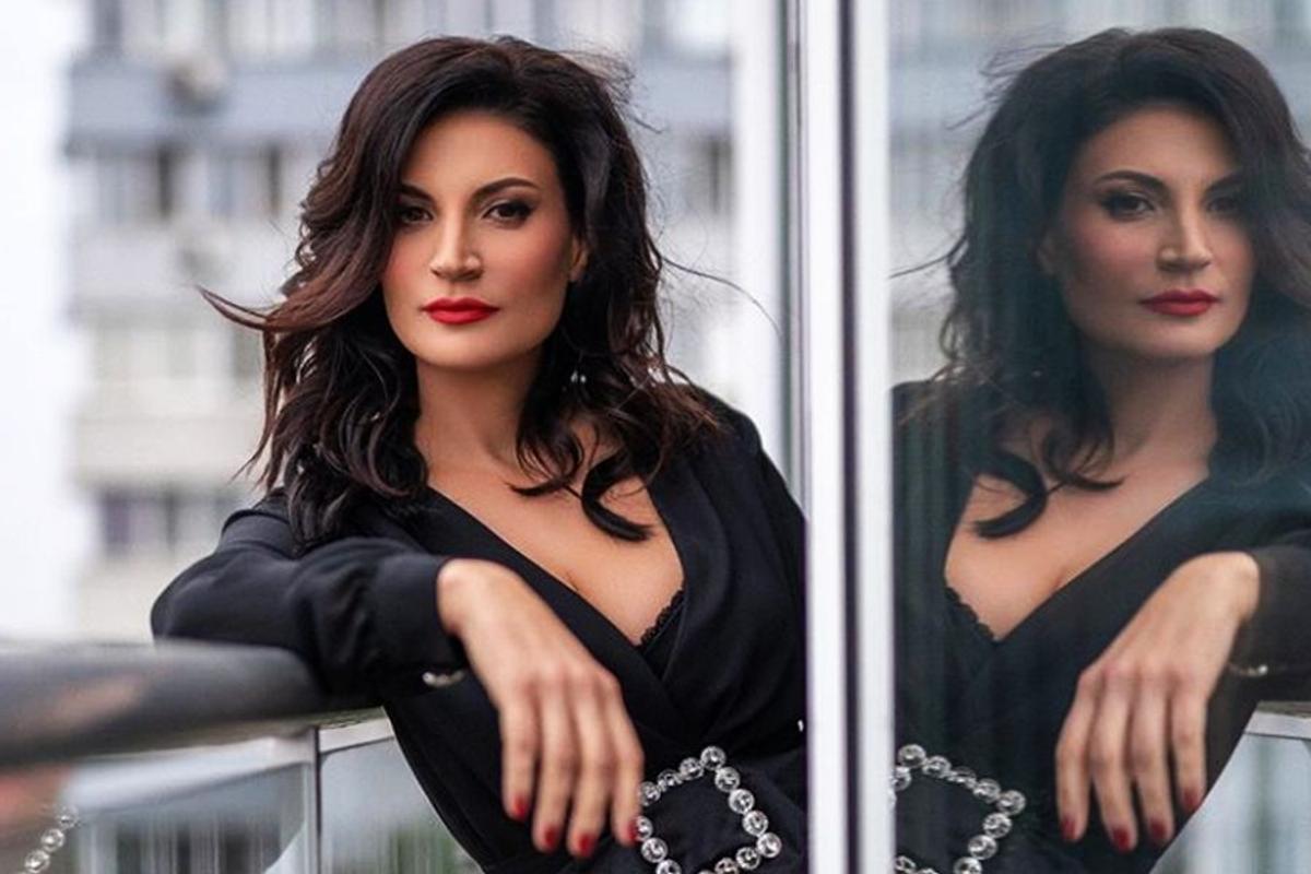 GALERIE FOTO Vă mai aduceți aminte de Ioana Ginghină? Sexy-bruneta din telenovelele românești se distrează din plin, la 42 de ani