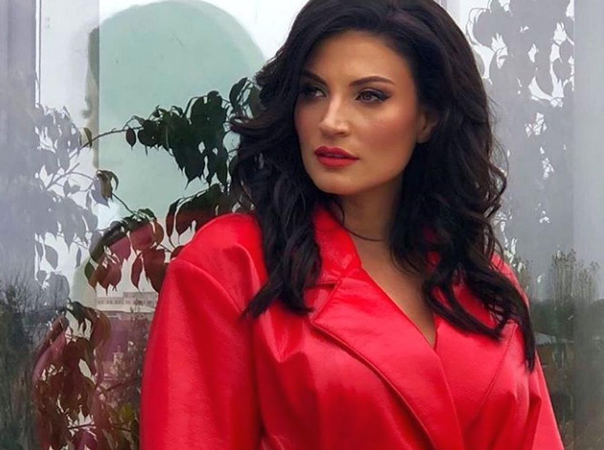 GALERIE FOTO Vă mai aduceți aminte de Ioana Ginghină? Sexy-bruneta din telenovelele românești se distrează din plin, la 42 de ani