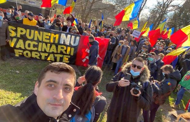 Suporterii lui Dinamo și-au anunțat prezența la protestul de la Universitate. George Simion: „Azi ne luăm țara înapoi!”