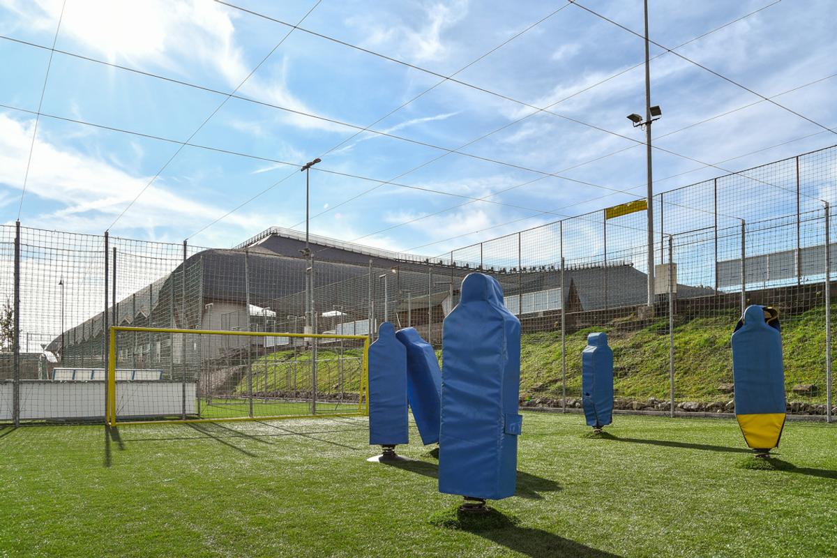 La 870 de km de București găsim un stadion unic în lume: cetate medievală, mănăstire sau arenă de fotbal?