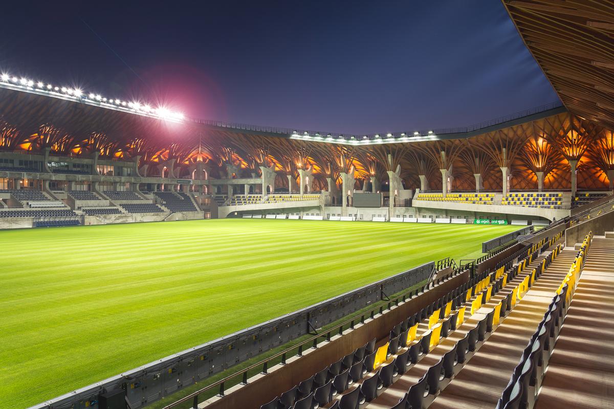 La 870 de km de București găsim un stadion unic în lume: cetate medievală, mănăstire sau arenă de fotbal?
