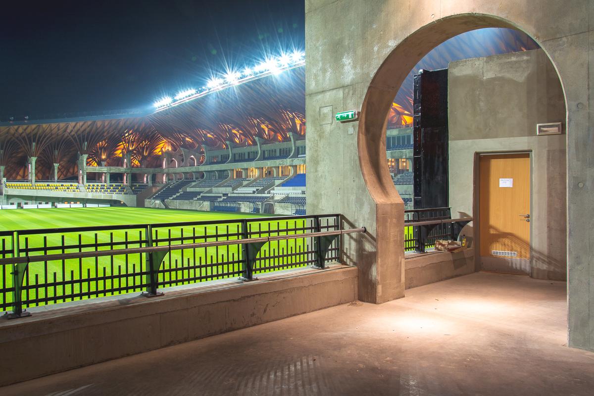 La 870 de km de București găsim un stadion unic în lume: cetate medievală, mănăstire sau arenă de fotbal?