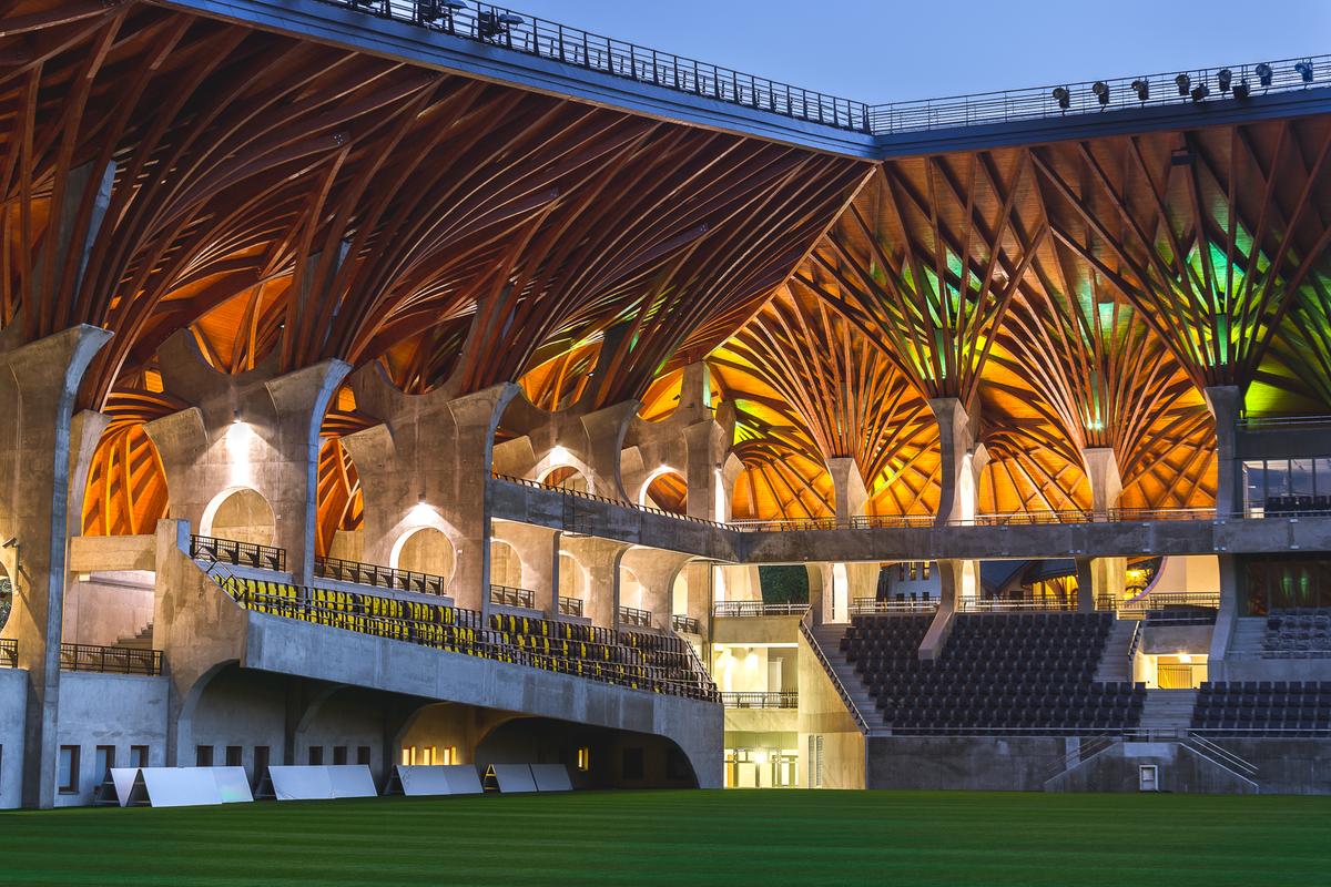 La 870 de km de București găsim un stadion unic în lume: cetate medievală, mănăstire sau arenă de fotbal?