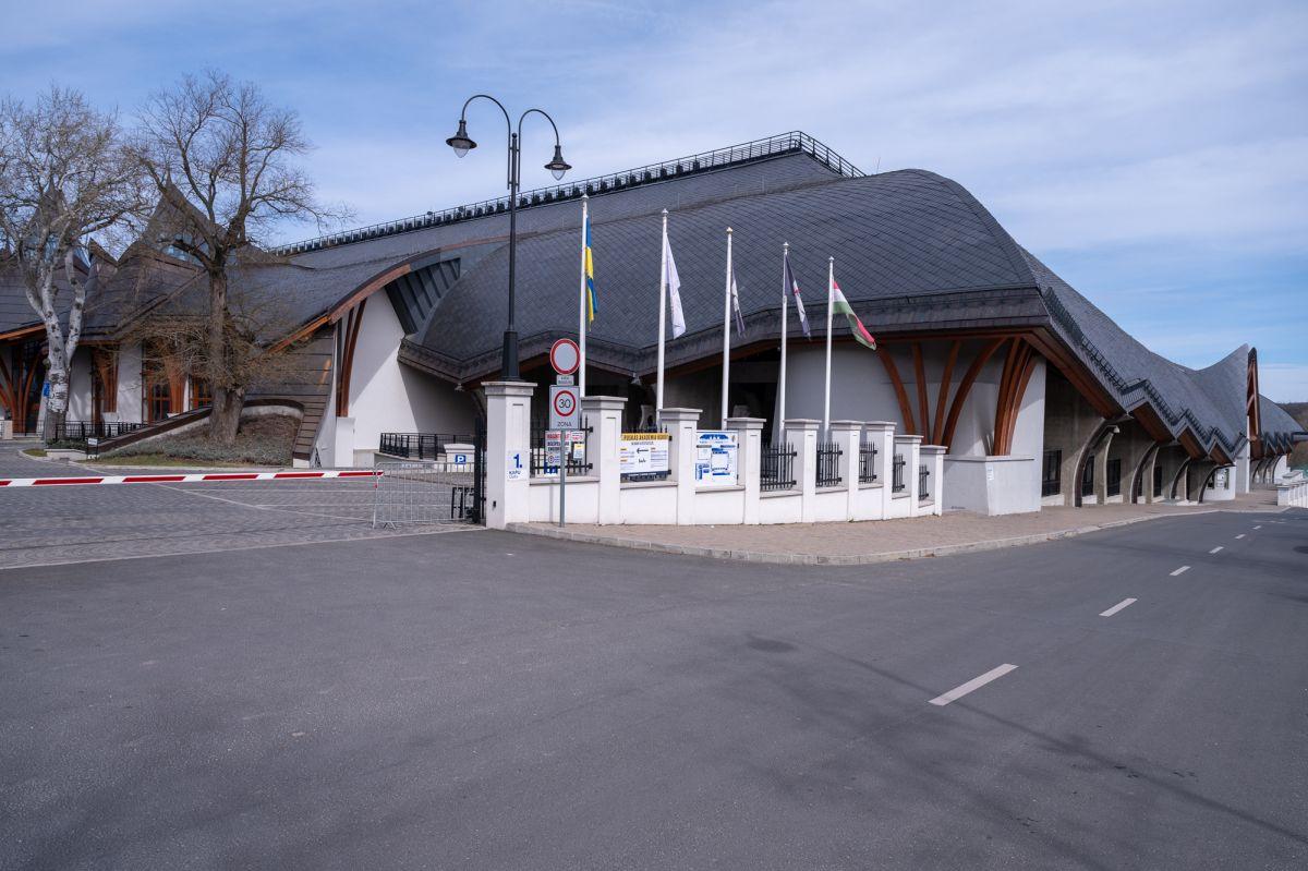 La 870 de km de București găsim un stadion unic în lume: cetate medievală, mănăstire sau arenă de fotbal?