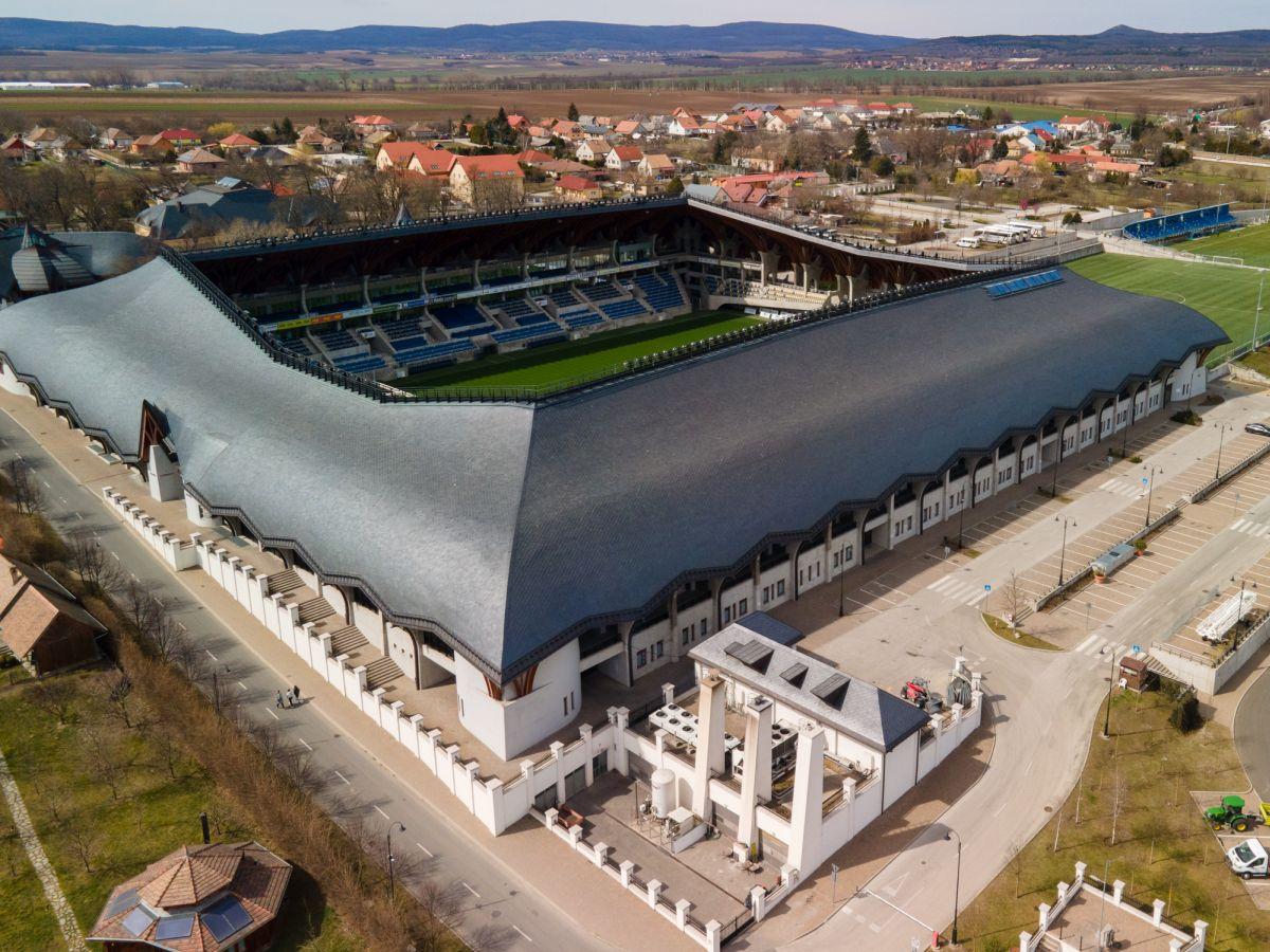 La 870 de km de București găsim un stadion unic în lume: cetate medievală, mănăstire sau arenă de fotbal?