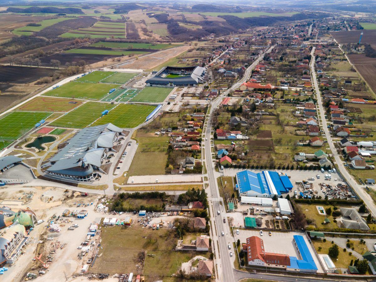 La 870 de km de București găsim un stadion unic în lume: cetate medievală, mănăstire sau arenă de fotbal?
