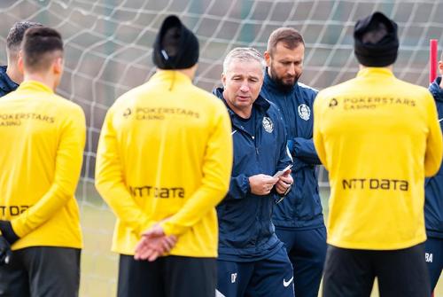 Dan Petrescu și mai mulți fotbaliști de la CFR Cluj au probleme de sănătate înainte de reluarea Ligii 1 / Sursă foto: Facebook@CFR Cluj