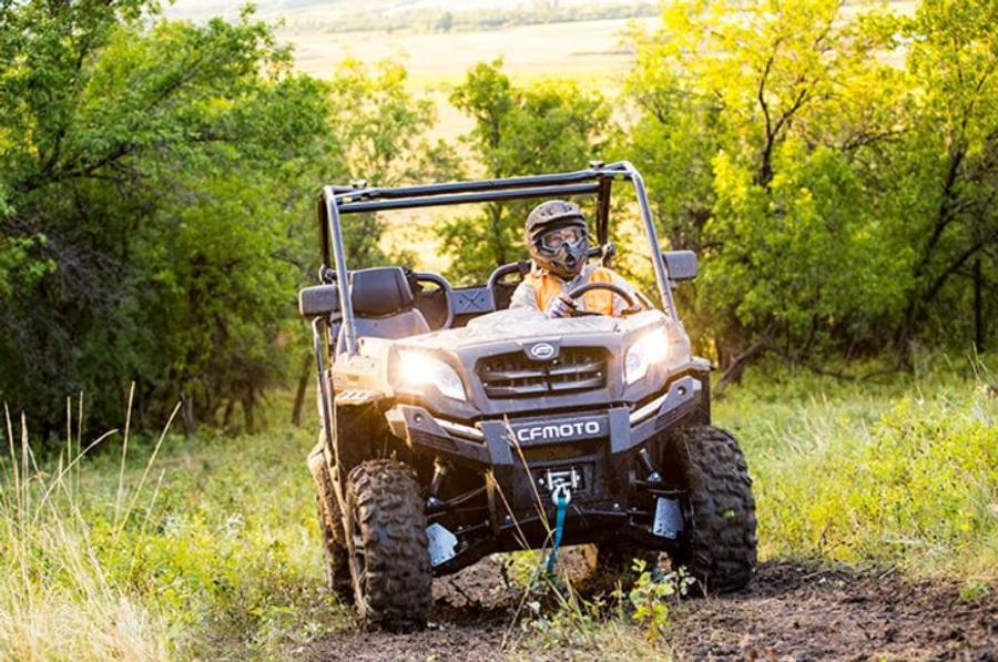 Prin ce se caracterizează experiența de pilotare a unui vehicul CFMOTO și care sunt avantajele pentru rideri