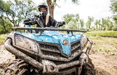 Prin ce se caracterizează experiența de pilotare a unui vehicul CFMOTO și care sunt avantajele pentru rideri