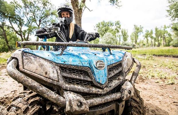 Prin ce se caracterizează experiența de pilotare a unui vehicul CFMOTO și care sunt avantajele pentru rideri