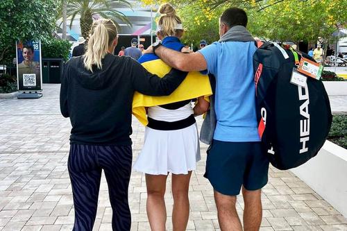 Lesia Tsurenko poartă steagul Ucrainei // foto: Twitter @ LTsurenko