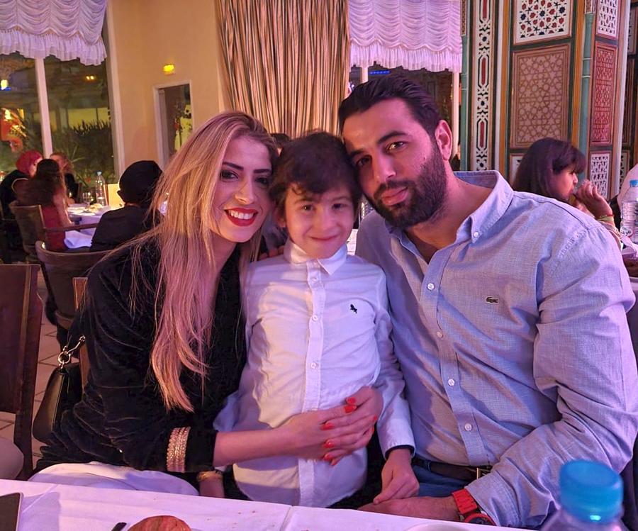 Explic. poză: Tunisianul alături de familie, soția, Nour, și băiețelul, Slim Unul dintre cei mai apreciați handbaliști din România se destăinuie: „Ar fi o dramă ca Dinamo să retrogradeze” + Ce planuri are cu „dulăii” și ce spune despre viața în România