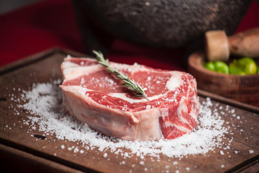 Românii sunt pasionați de fotbal și de grătare - carnea de vită Karpaten Premium Angus perfectă pentru amândouă