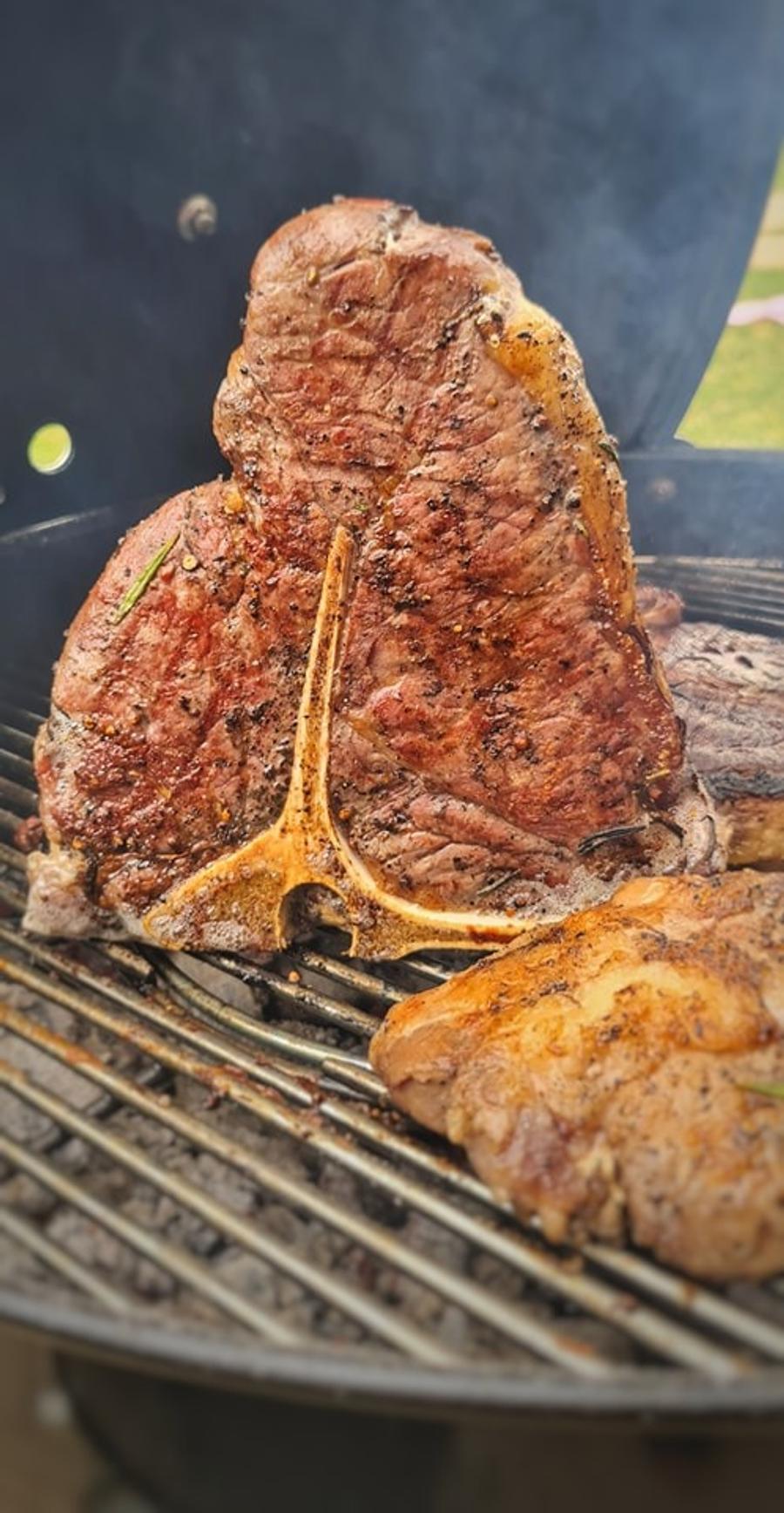 Românii sunt pasionați de fotbal și de grătare - carnea de vită Karpaten Premium Angus perfectă pentru amândouă