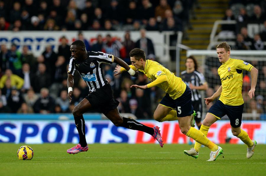 Moussa Sissoko se desprinde de Gardoș într-un meci Newcastle - Southampton Interviu fără perdea cu Florin Gardoș » Totul despre conflictul cu Devis Mangia: „Am vrut să sparg ușa”