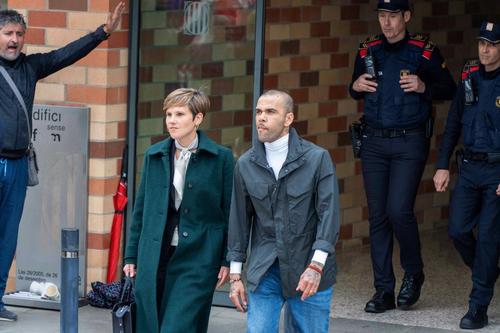 Dani Alves, împreună cu avocata lui / Foto: Imago