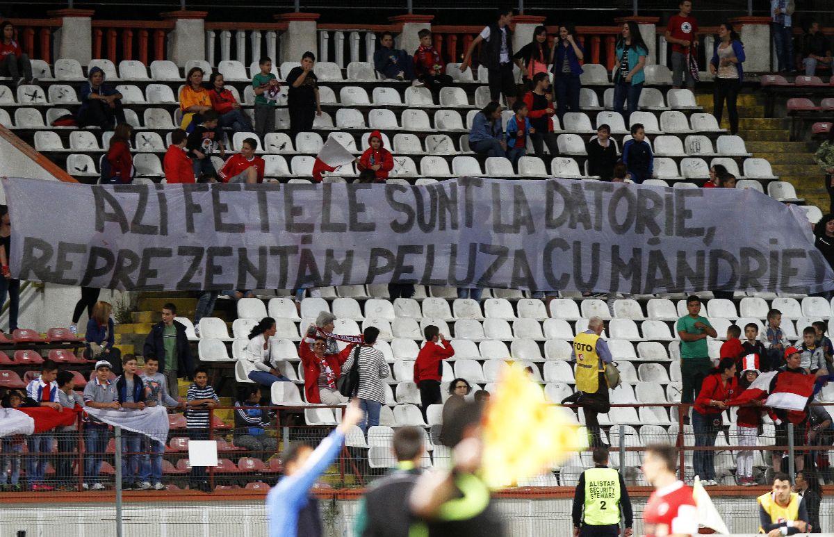 Ziua în care Dinamo a jucat cu femei și copii în tribune: bannere, pyro și injurii la adresa rivalelor