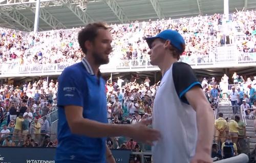 Jannik Sinner (3 ATP) l-a învins pe Daniil Medvedev (4 ATP), scor 6-1, 6-2, și s-a calificat în finala turneului de la Miami. Pentru rus înseamnă egalarea celui mai drastic eșec din carieră.