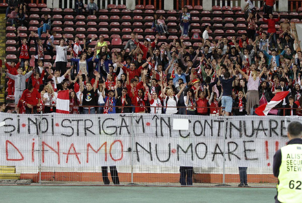 Ziua în care Dinamo a jucat cu femei și copii în tribune: bannere, pyro și injurii la adresa rivalelor
