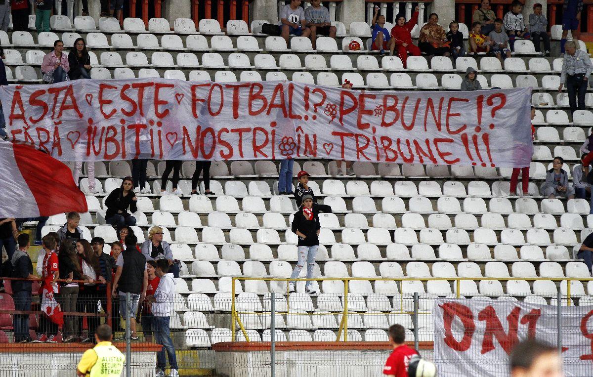 Ziua în care Dinamo a jucat cu femei și copii în tribune: bannere, pyro și injurii la adresa rivalelor