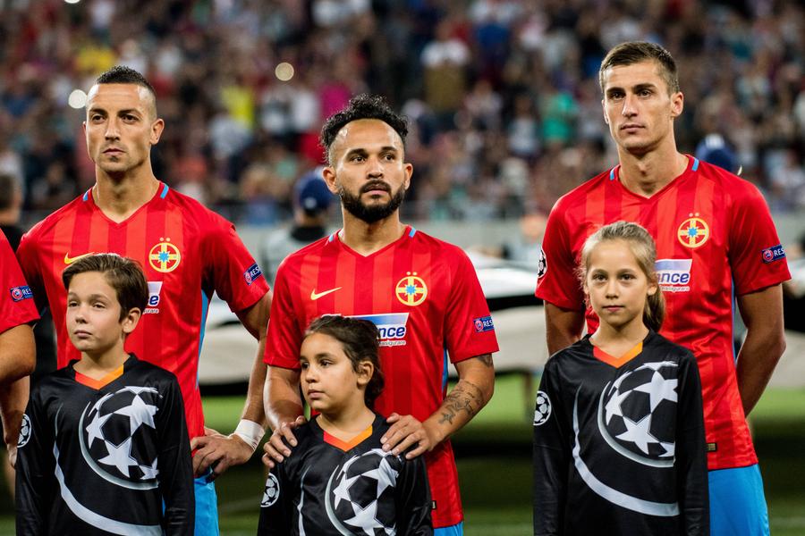 Ionuț Larie (primul din dreapta), în tricoul lui FCSB (2017). Foto: Imago Images Veteranul din Superliga nu se gândește la retragere: „Voi mai juca un sezon, cel puțin!”